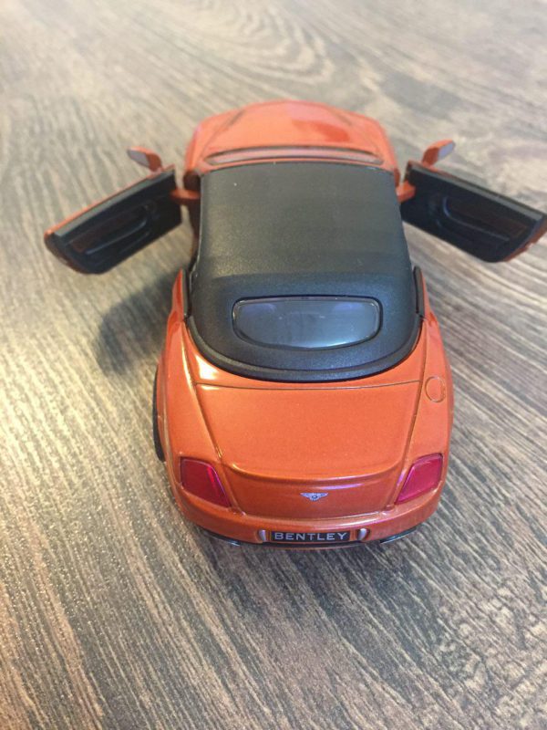 نمای درب های بازشوی ماشین ASTON MARTIN مدل Bentely